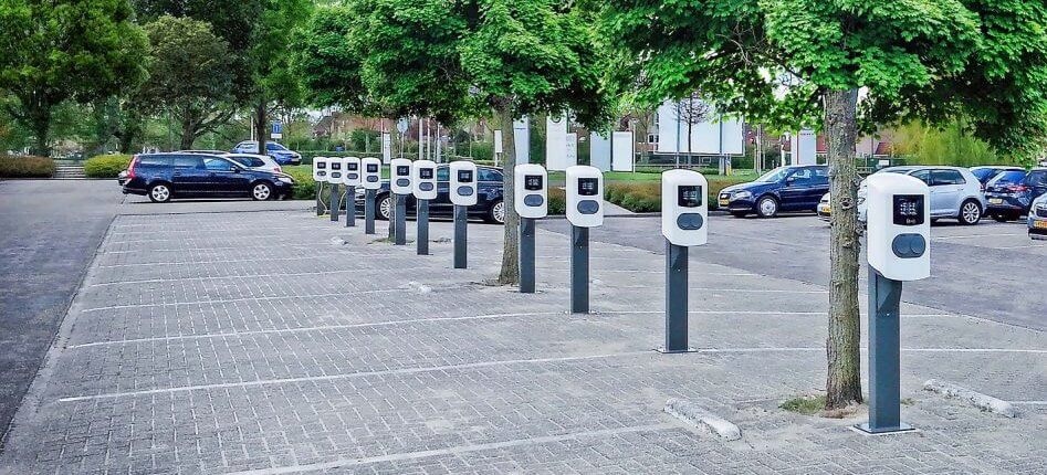 Laadpalen op een bedrijfsparkeerplaats